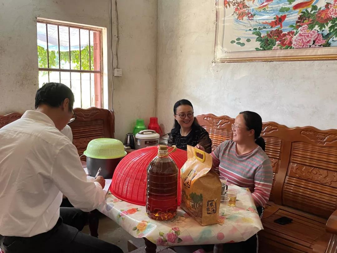 省国资委党委副书记、副主任贺宇出席龙8唯一官网定点帮扶村英德市镇南村蚕桑产业基地开业仪式