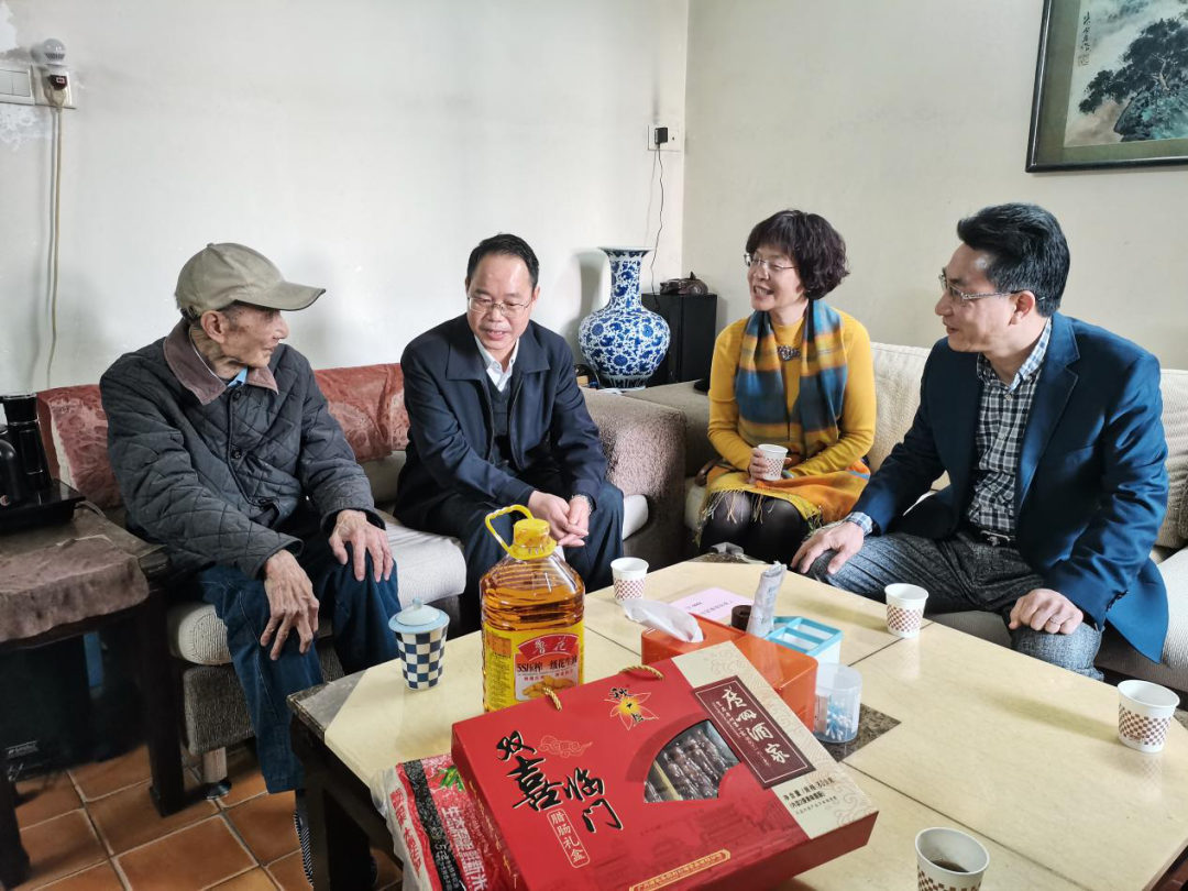 龙8唯一官网开展2021年春节走访慰问活动