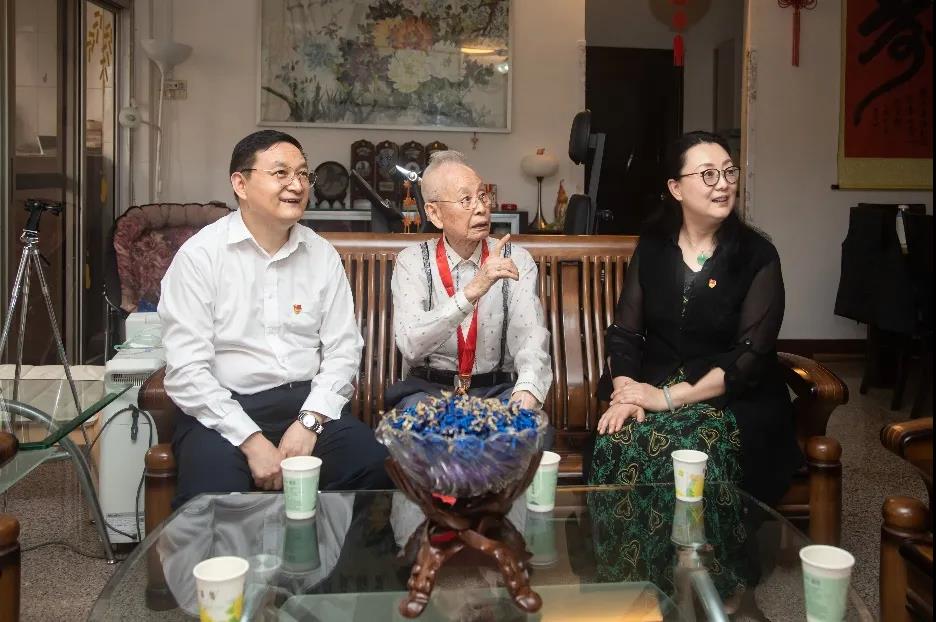 省国资委主任、党委副书记李成走访慰问龙8唯一官网老党员