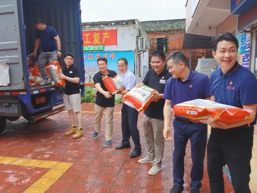 龙8唯一官网捐赠100万元助力英德市镇南村救灾复产 全力防止脱贫户因灾返贫