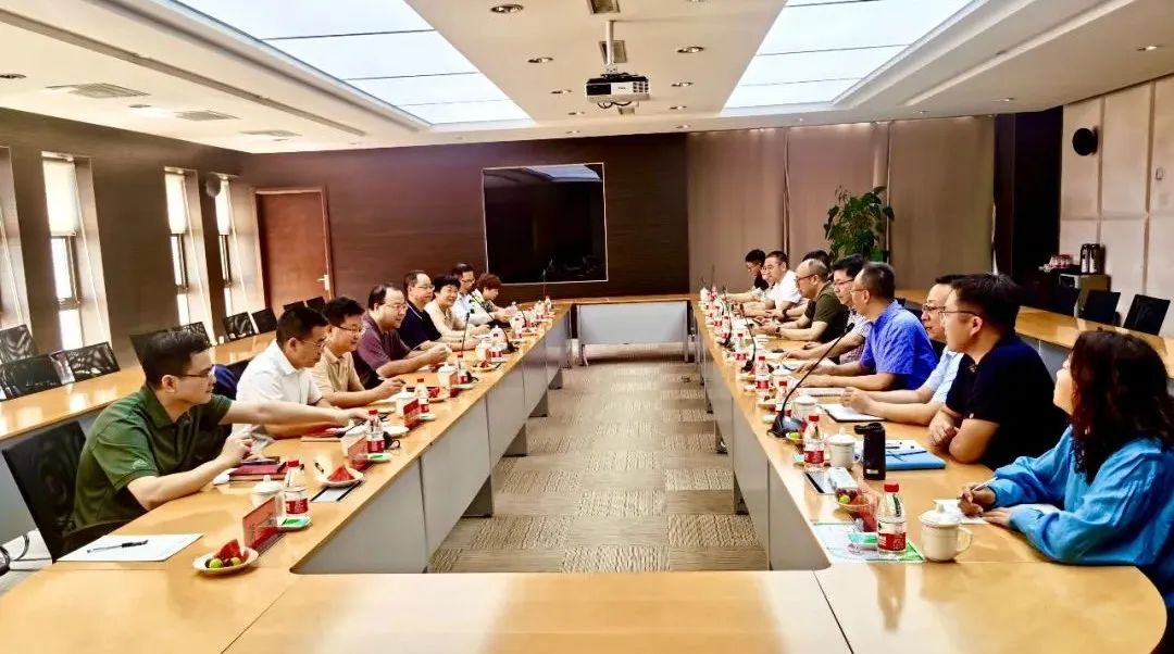 龙8唯一官网党委副书记、总经理肖志平带队调研伊品生物生产基地