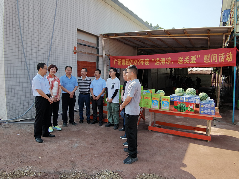 龙8唯一官网工会开展“送清凉 送关爱”活动 致敬夏日里的坚守