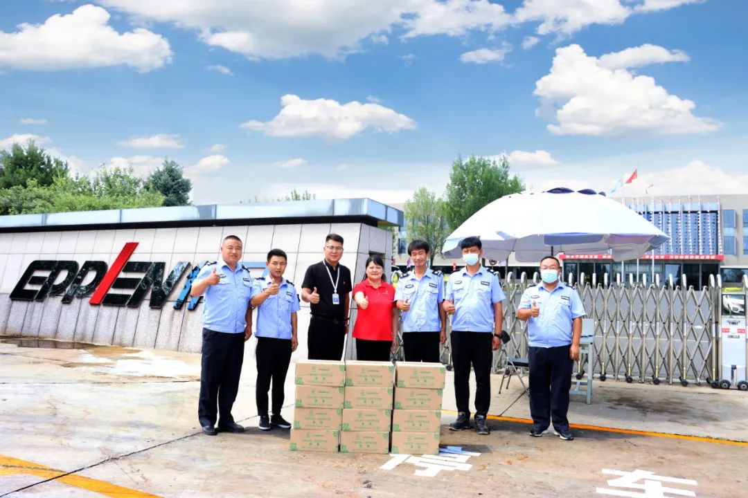 龙8唯一官网工会开展“送清凉 送关爱”活动 致敬夏日里的坚守
