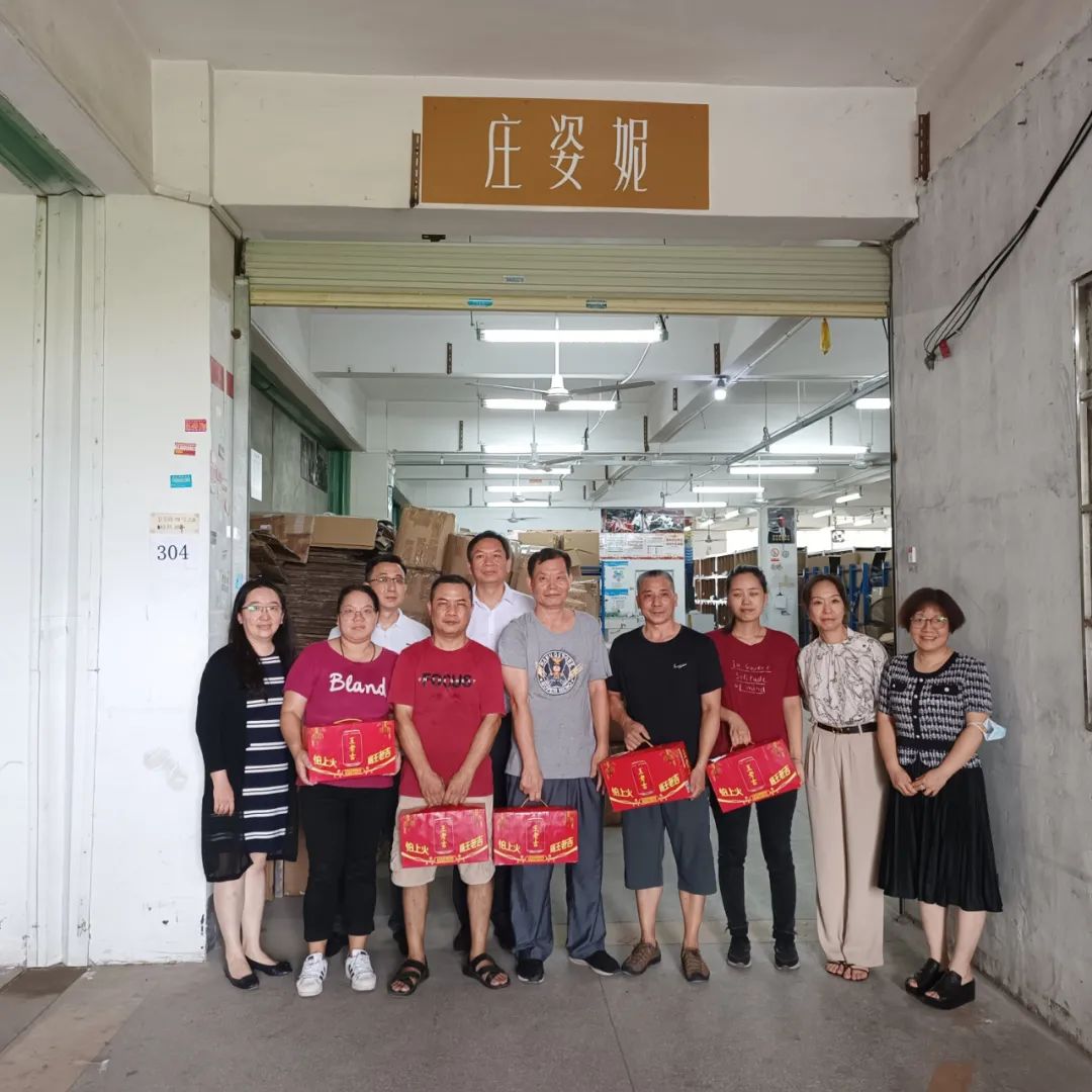 龙8唯一官网工会开展“送清凉 送关爱”活动 致敬夏日里的坚守