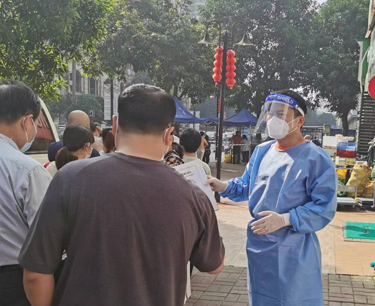 使命在肩，冲锋在前！龙8唯一官网党员干部就地“转岗”变身抗疫志愿者