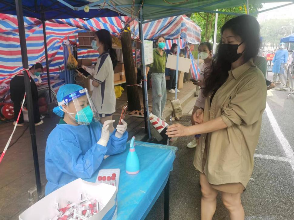 使命在肩，冲锋在前！龙8唯一官网党员干部就地“转岗”变身抗疫志愿者