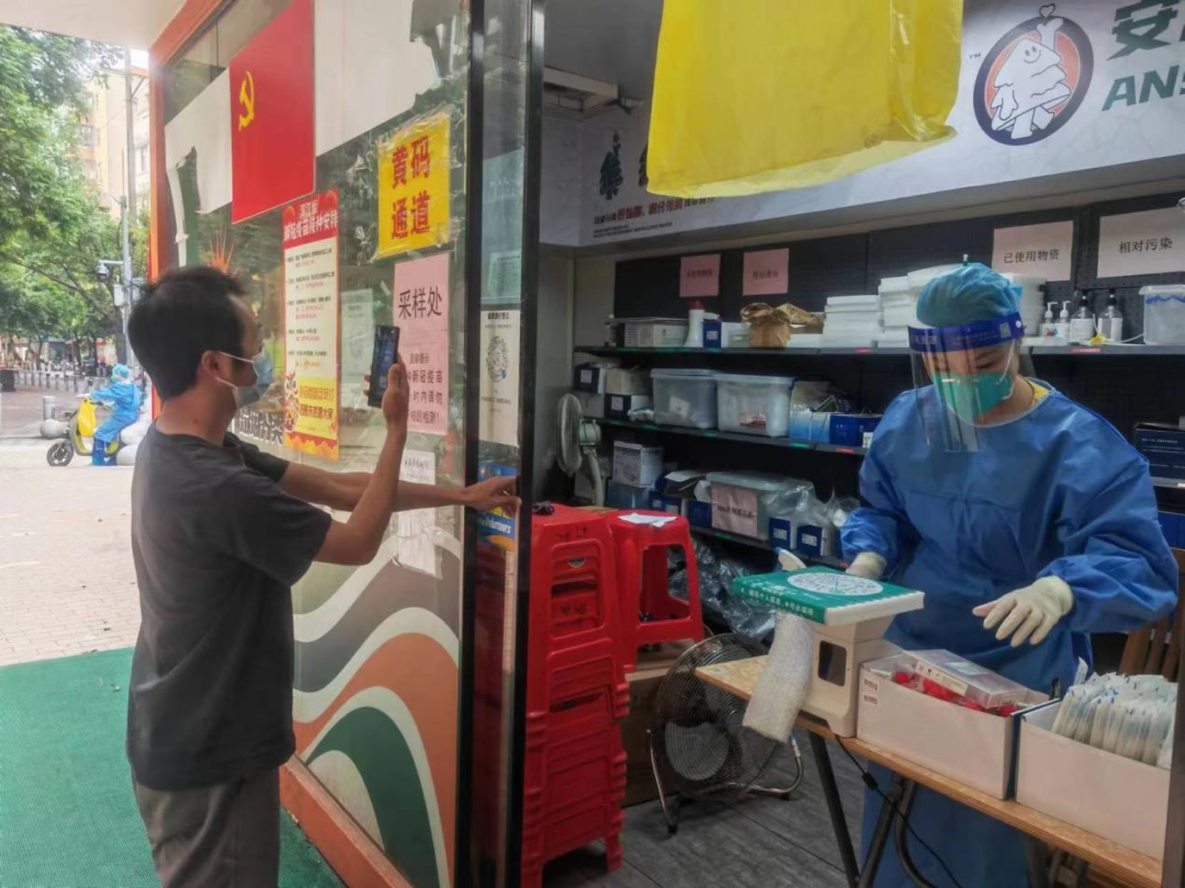 使命在肩，冲锋在前！龙8唯一官网党员干部就地“转岗”变身抗疫志愿者