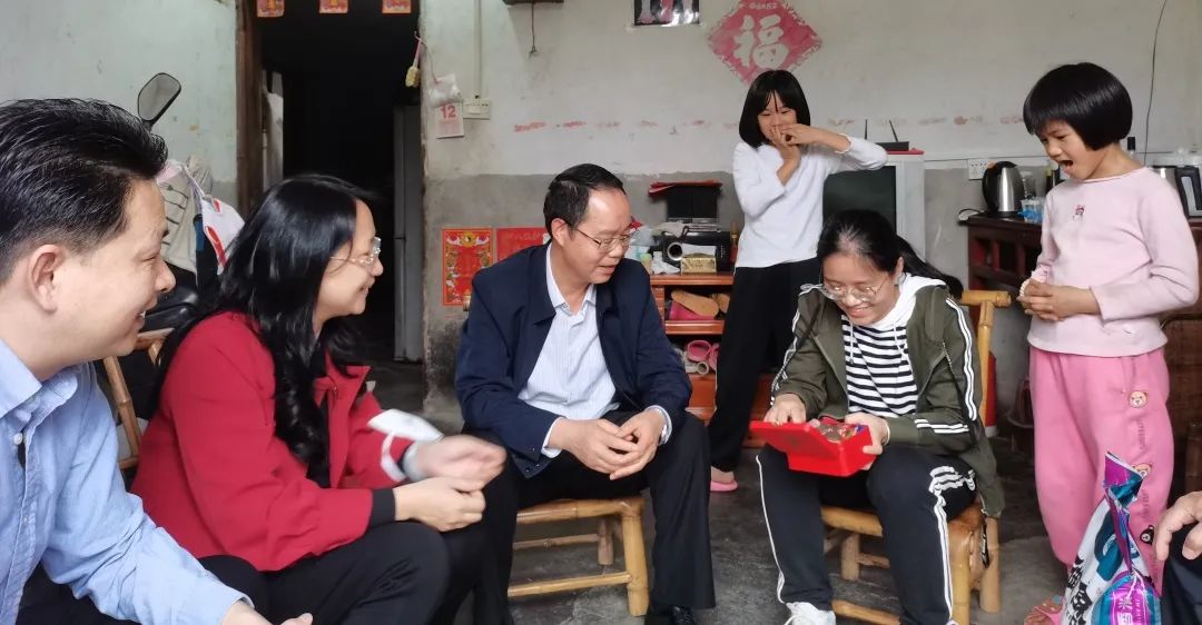 龙8唯一官网党委副书记、董事、工会主席黄家合带队调研指导乡村振兴驻镇帮扶工作
