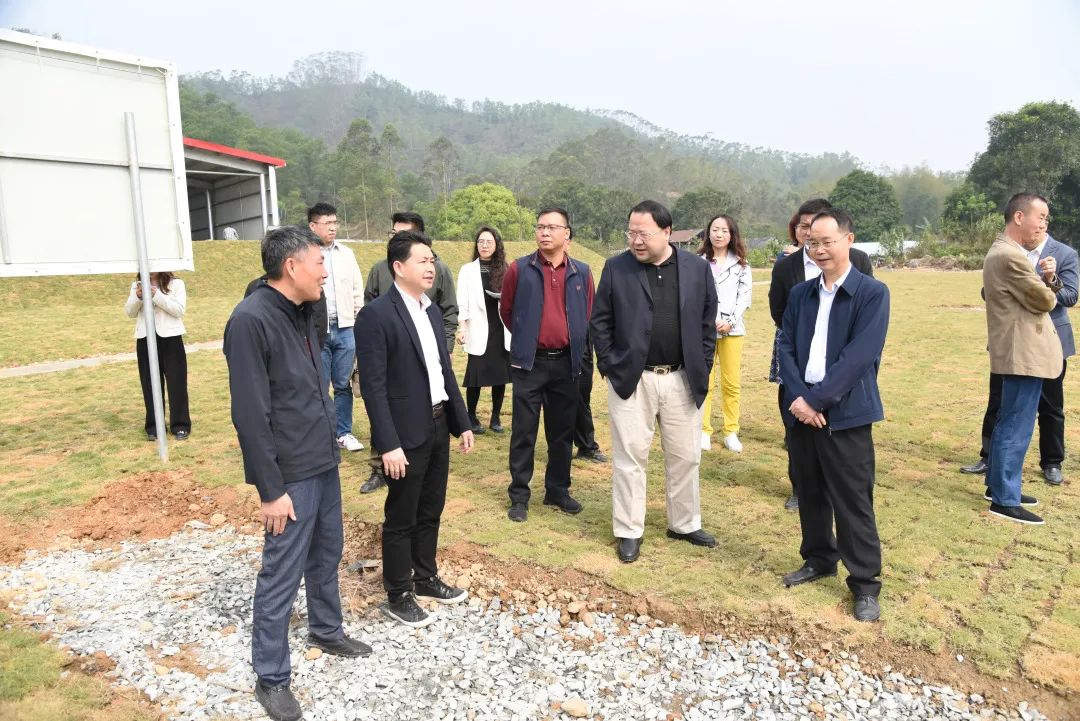 龙8唯一官网捐建的阳春市合水镇潭震村党群服务中心举行竣工揭牌仪式
