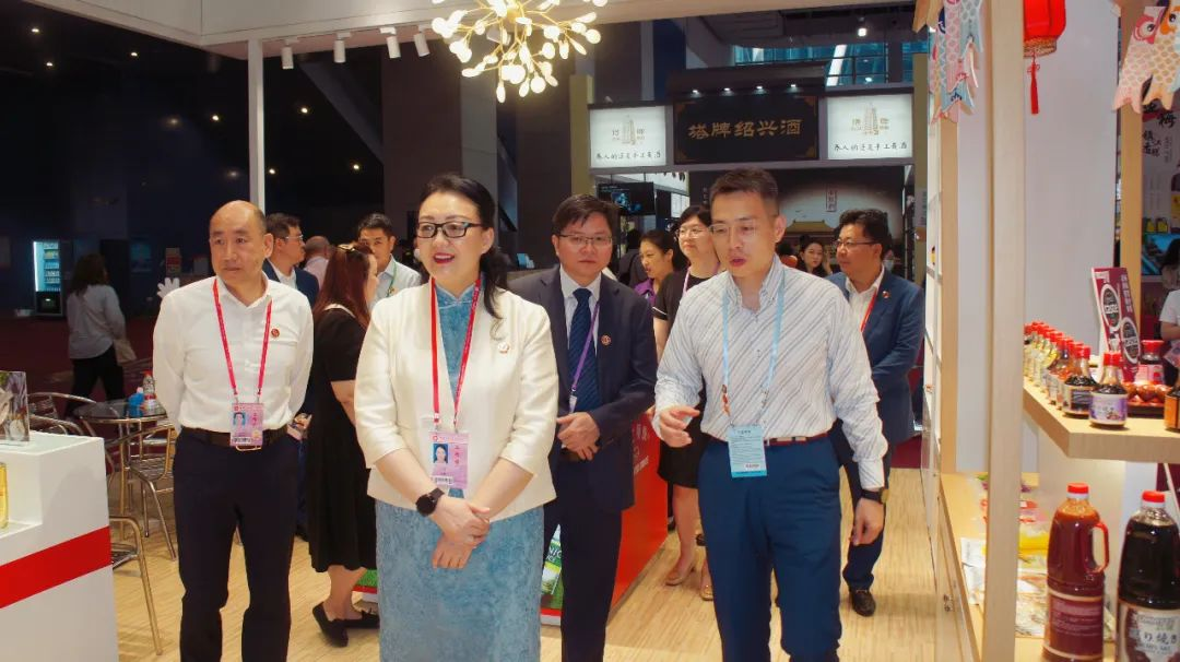 龙8唯一官网党委书记、董事长白涛率队调研外贸企业广交会参展情况
