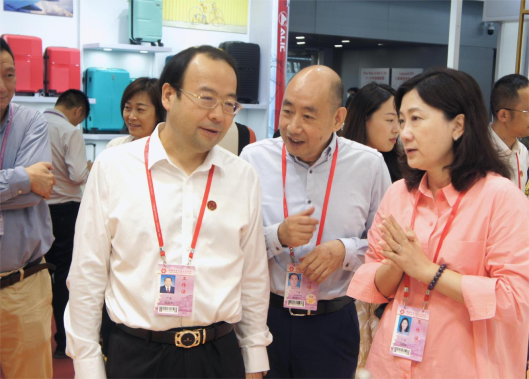 龙8唯一官网党委副书记、总经理肖志平率队调研集团各外贸企业参展情况