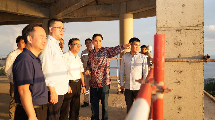 图3:刘志鸿与青山实业董事局主席项光达考察青山大楼.jpg